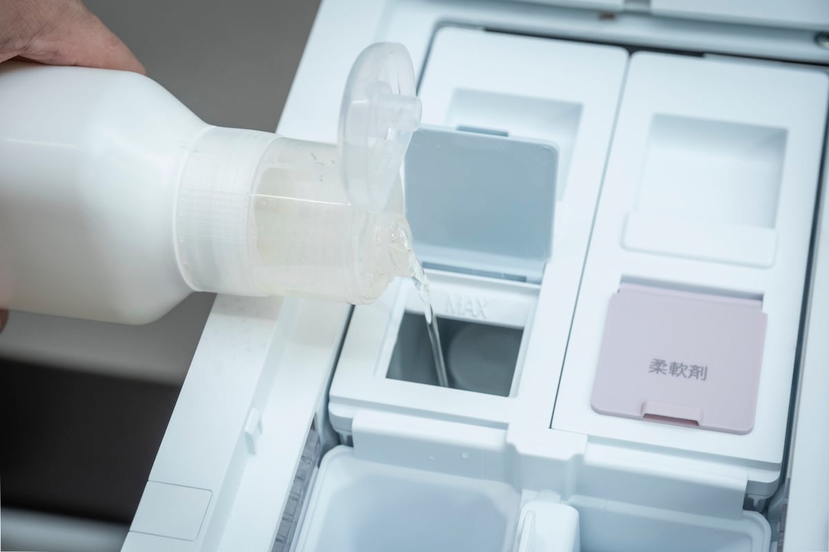 洗剤自動投入タンクは投入口が広く、液体洗剤を注ぎやすい。毎回キャップで量る手間を減らせるだけでなく、補充時にこぼしにくい点も日常使いではありがたい