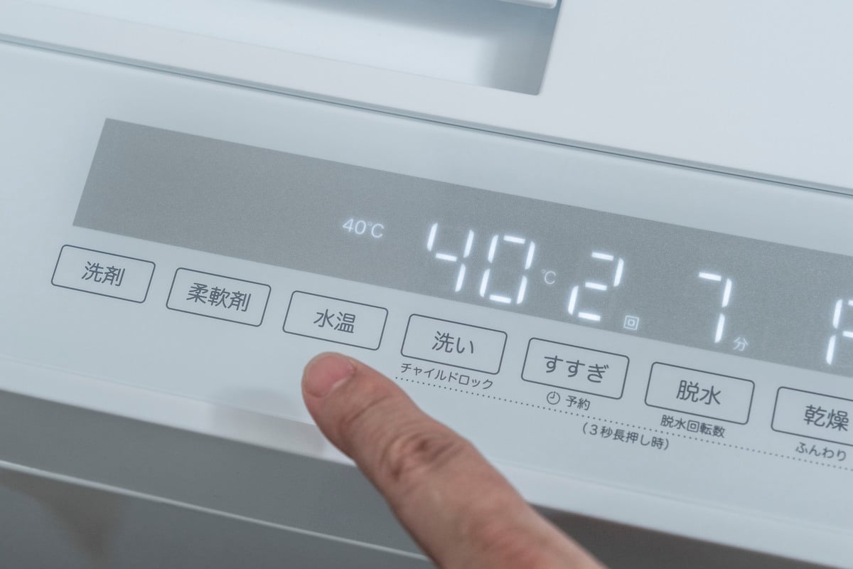 約40℃の温水洗浄を選択しているところ。食べこぼしや皮脂汚れなど、しっかり洗いたい衣類には、水温を選べることが大きな安心感につながる