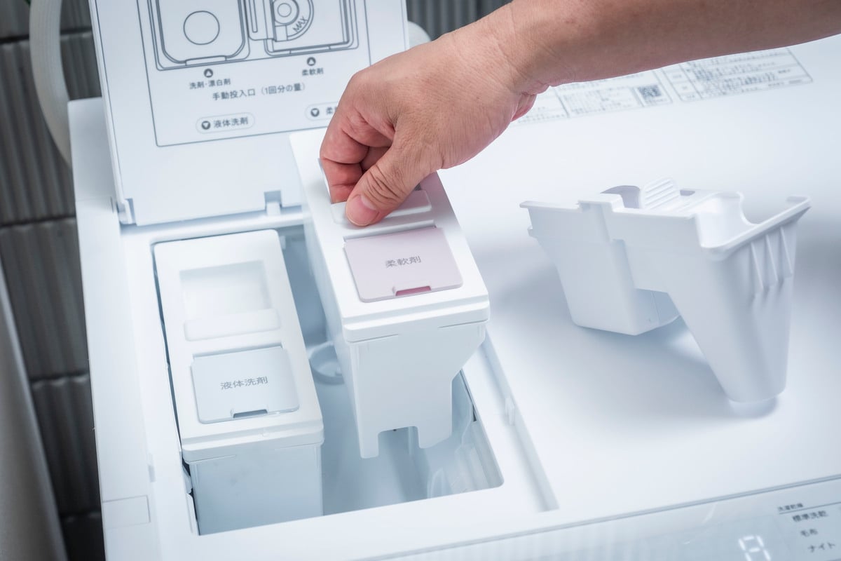 洗剤用と柔軟剤用のタンクはそれぞれ独立して取り外せる。補充しやすいだけでなく、汚れが気になったときに個別に洗えるため、清潔に保ちやすい