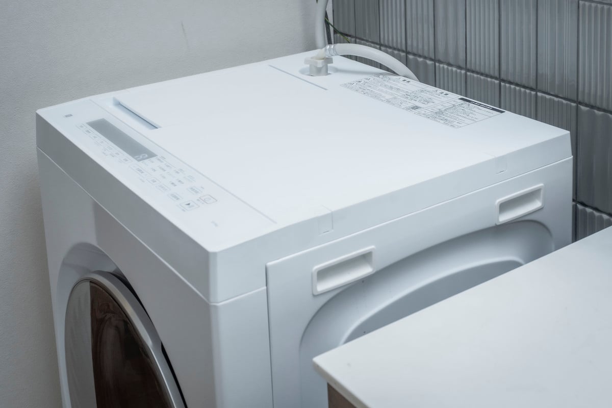 幅約60cm、奥行約59.5cmの本体は、通常の防水パンにもすっきり収まるサイズ。10kgクラスながら過度に大きく見えず、導入しやすい設置性も本機の強みだ