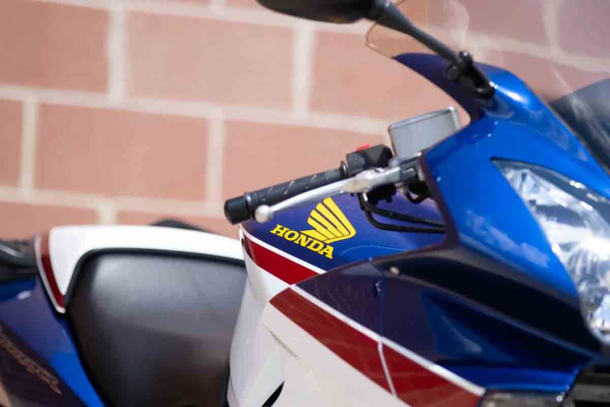 米国オンラインオークションに出品、落札された2007年式のホンダ「VFR800 インターセプター 25周年記念スペシャル」