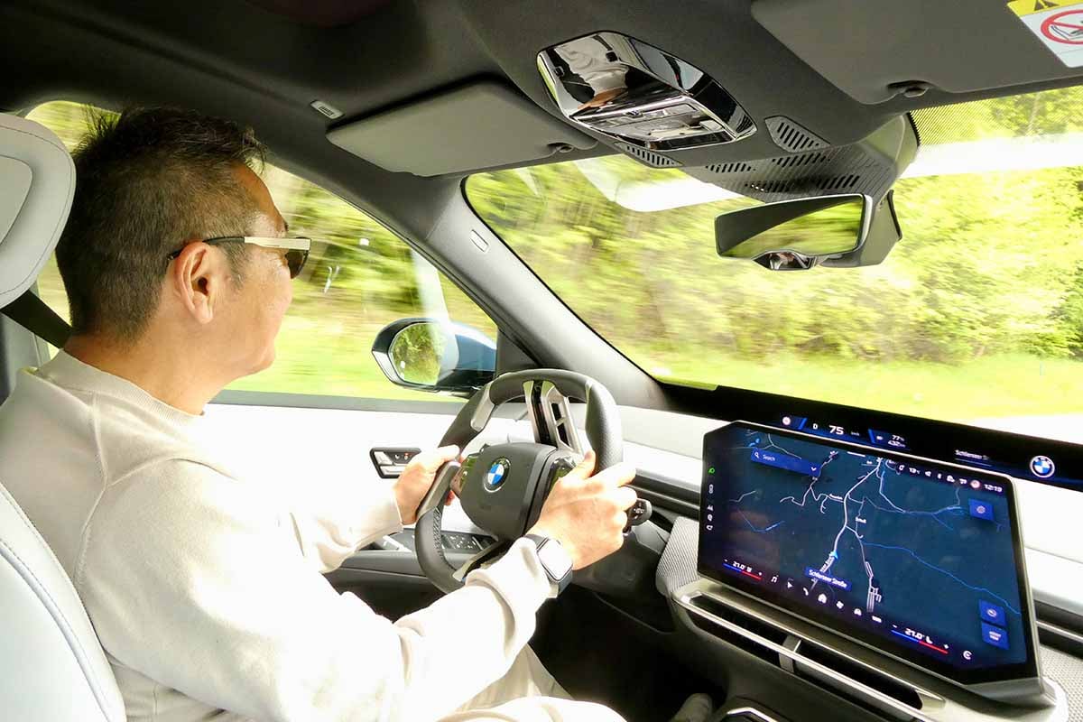 BMW新型「iX3」をドライブする筆者の大谷達也氏