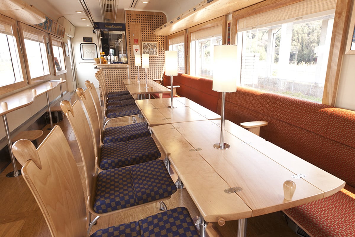 観光列車「おれんじ食堂」の車内