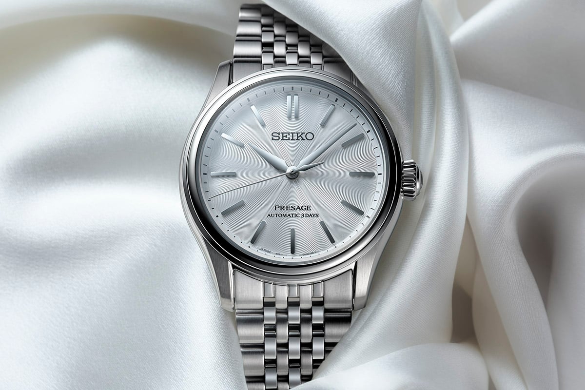 精製した絹色を表す「白練(しろねり)」カラーのダイヤルを持つレギュラーモデル「HCC001J」。