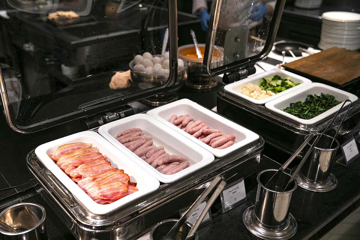 LIVE COOKING EGG STATIONの横にある温製料理のコーナー
