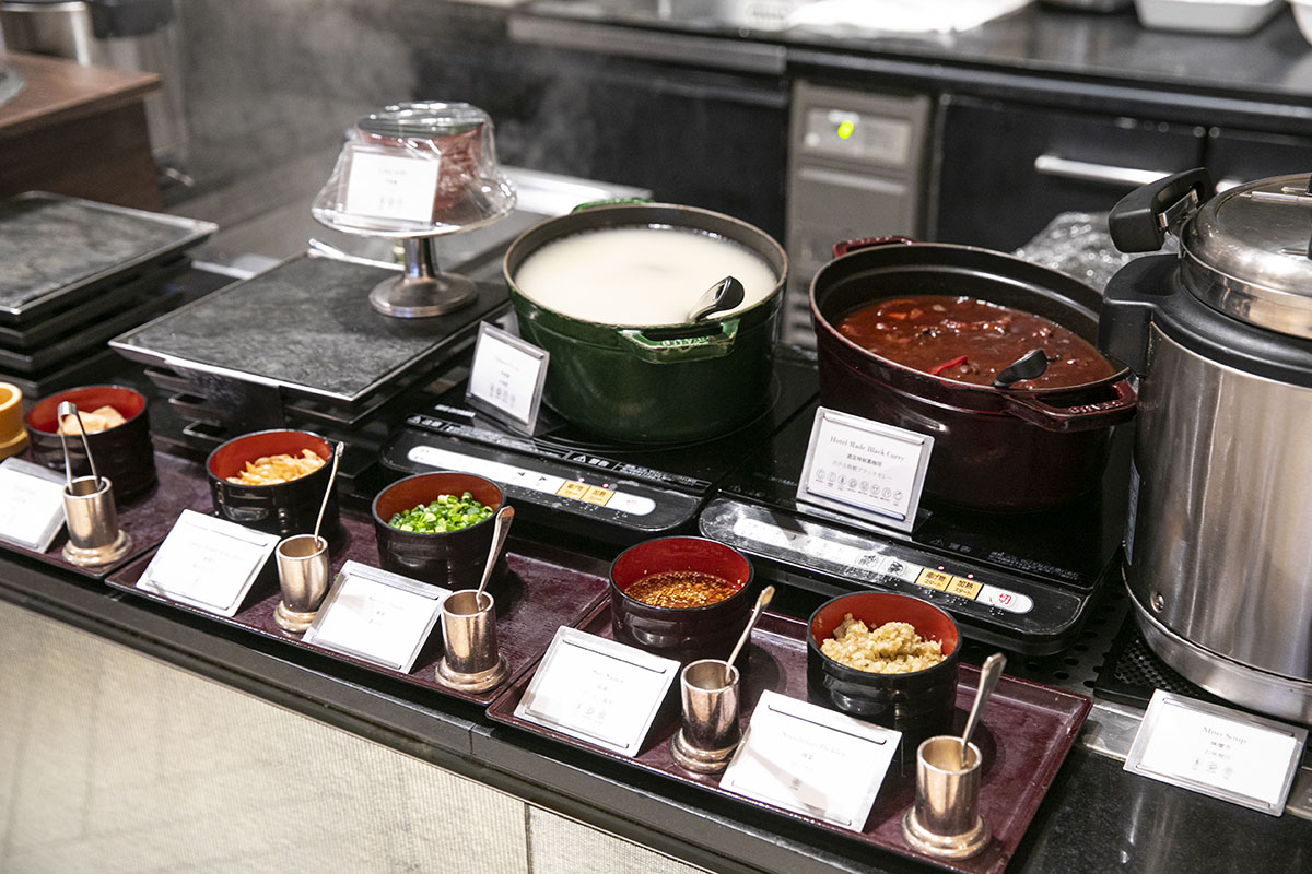 「ホテル特製ブラックカレー」はレトルトパックでも販売している名物料理