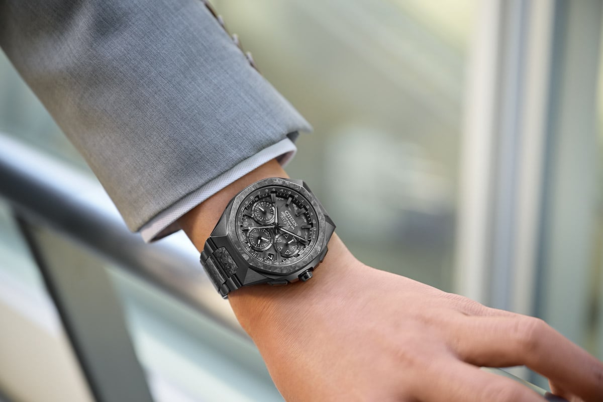 ケース径は44mm。ダイヤル内もメタル感のある質感表現にこだわっている。