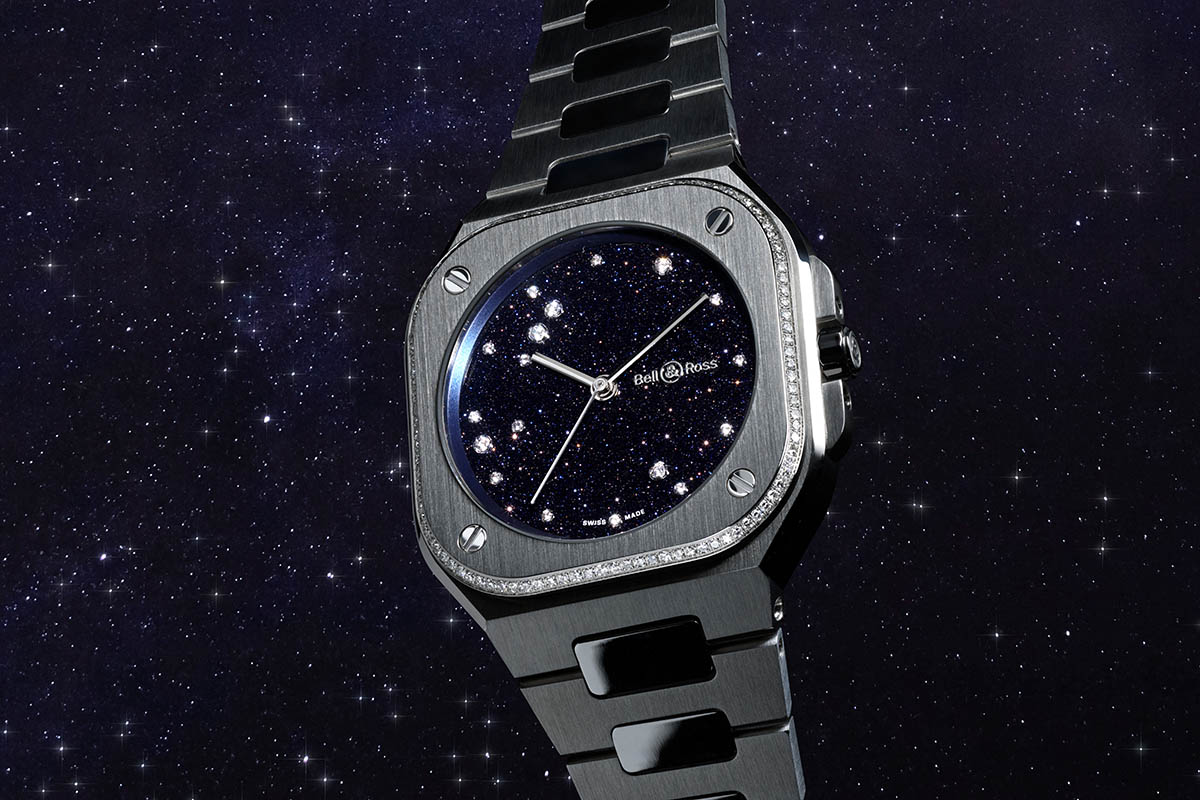 “ゴールドフラックスブルー”と呼ばれる深いブルーのアベンチュリンダイヤルはまさに星空のイメージそのもの。