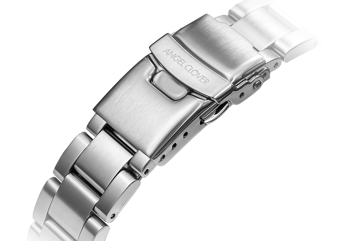 ロック機構を備えたステンレススチール製の三連ブレスレット。エンジェルクローバーのロゴ入り。