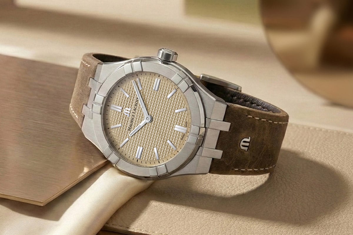 ケース径は39mm。アイコニックなダブルアームのベゼル装飾も健在。