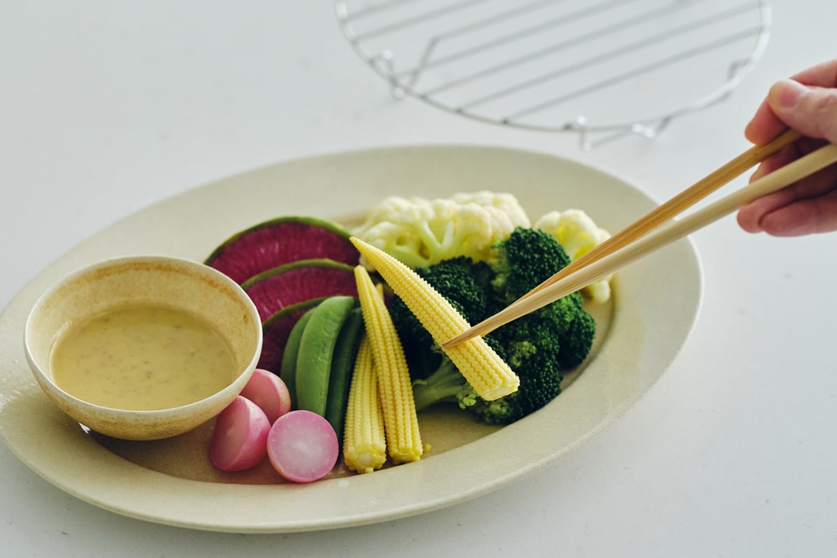 新機能「旬感ヘルシースチーム」による蒸し調理イメージ。120℃の高温蒸しで野菜や肉、魚を短時間で火入れし、油を使いすぎずに満足感のある一皿へ。せいろ蒸しのようなヘルシーな食体験を、より手軽に日常へ取り入れられる