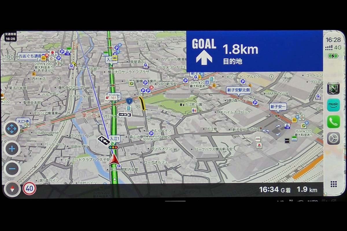 一般道でのルート案内中に市街地図を表示させると、実際の状況に合わせて道幅を表示。時間での交通規制も黄色の縁取りで与えて案内している