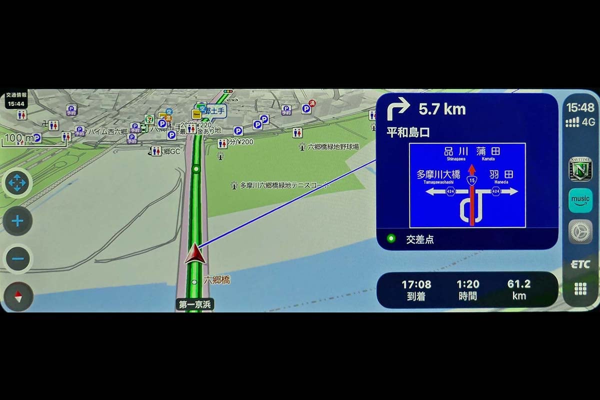 ルート案内中は方面案内標識をそのまま取り入れて、そこに進路を加えて案内している