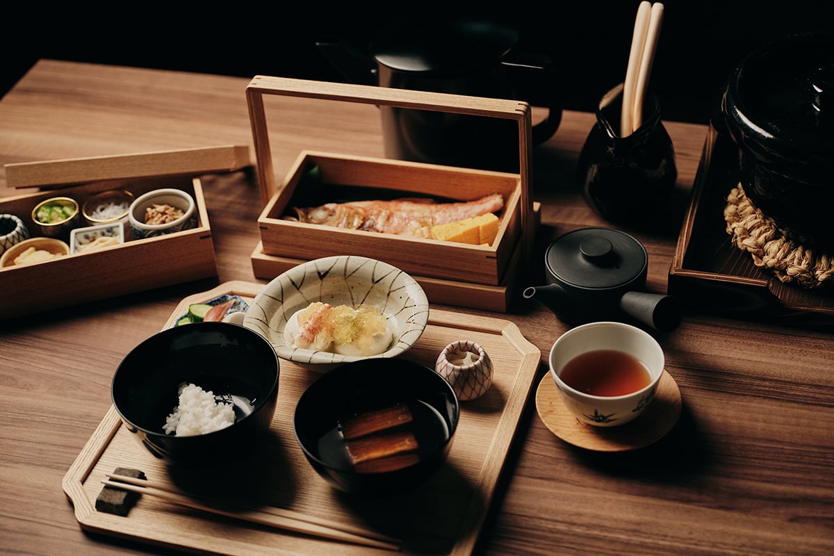 伝統的な「朝茶懐石」の形式で用意する朝食