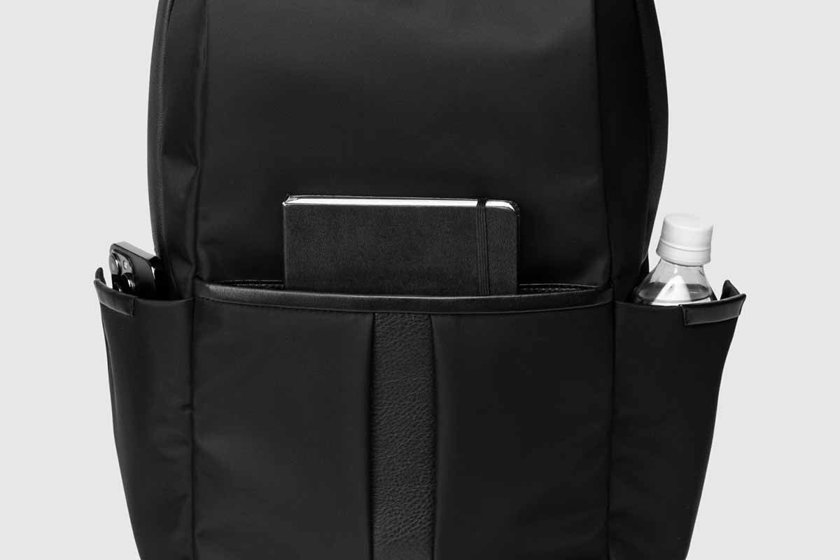 折り畳み傘や600mlペットボトルの収納に便利なマグネット留めポケット