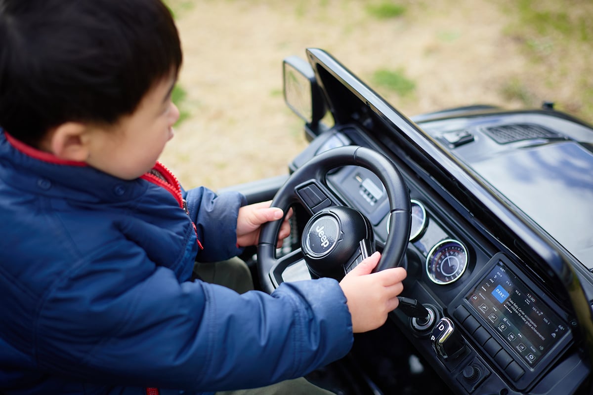 子どもが運転できる巨大ラジコンカー（Jeep）