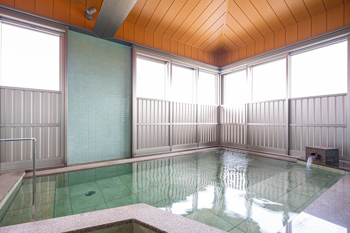 母屋に備えた、開放感あふれる天然温泉大浴場