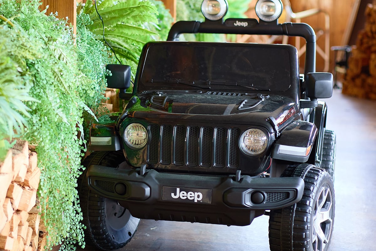 子どもが運転できる巨大ラジコンカー（Jeep）