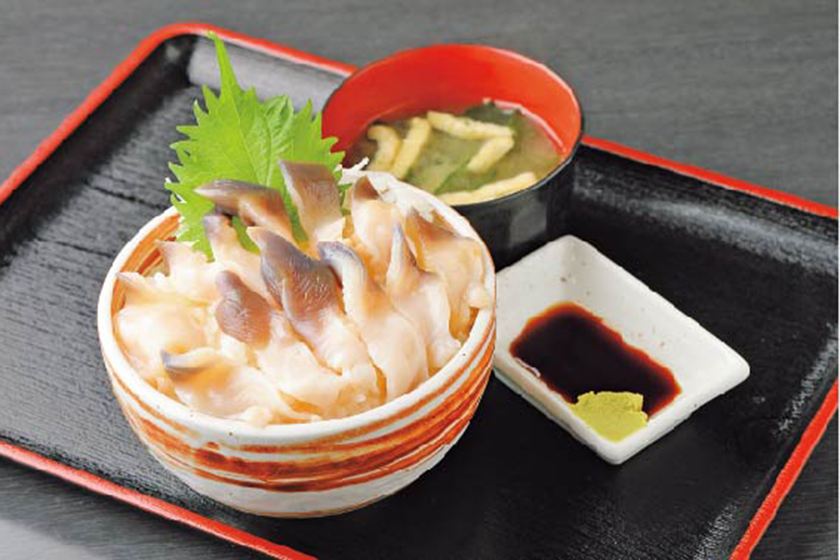 ホッキ丼 1900円（みそ汁付き）