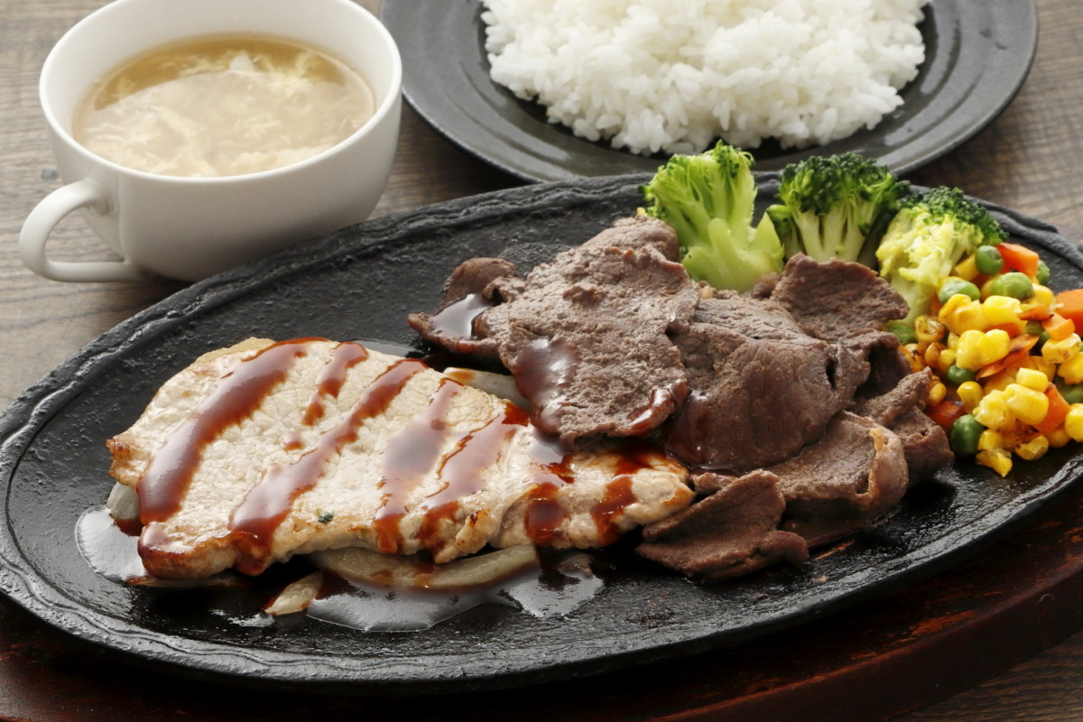 おうるセット 1400円（美瑛豚ロースと鹿肉の鉄板焼き、ライス、スープ付き）