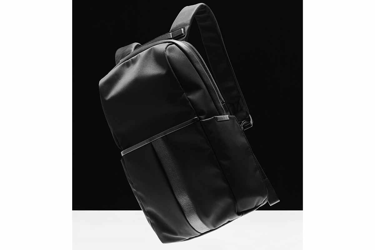 モダンな佇まいに機能性が充実、高密度ナイロン製のバックパック