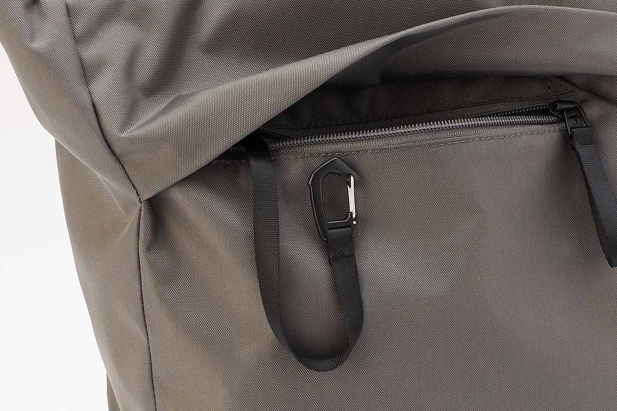 使用頻度の高いアイテムにアクセスしやすいフロントポケット