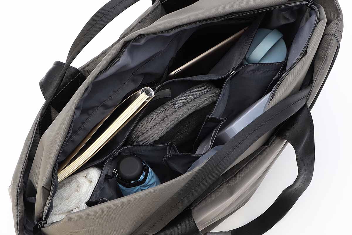 収納物に合わせて使い分けられる多彩なポケット