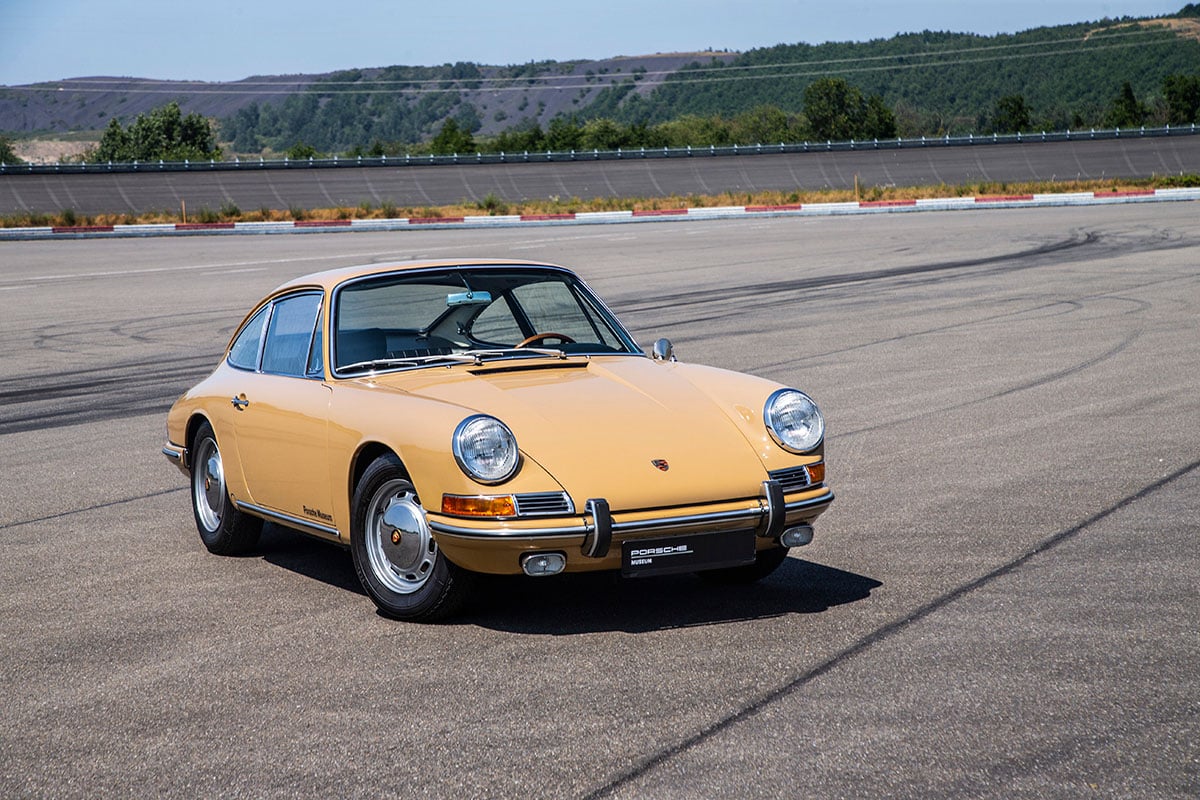 初代「911」、通称“ナロー”。1963年に「901」という名で登場。1964年には「911」と改名して販売を開始