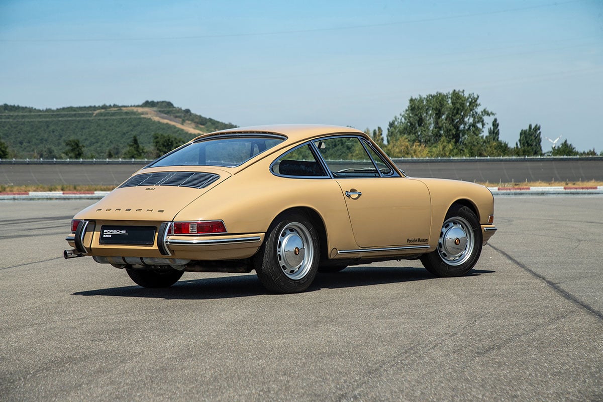 初代「911」、通称“ナロー”。1963年に「901」という名で登場。1964年には「911」と改名して販売を開始