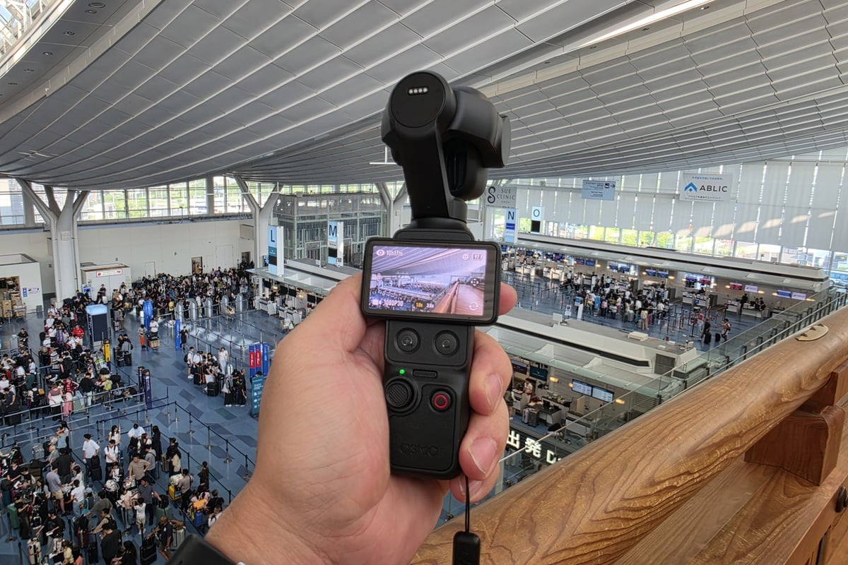 片手に収まるサイズ感。約230gの本体だけなら、街歩きや旅行でも自然に持ち出しやすい