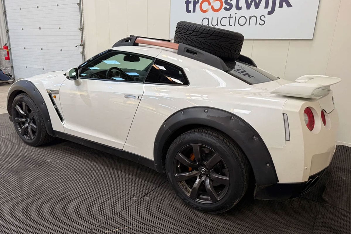 ダカール仕様にカスタムされた日産「GT-R」がオークションに登場（C）Troostwijk Auctions