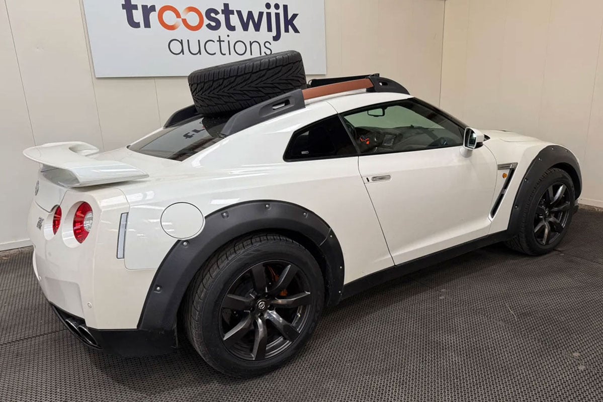 ダカール仕様にカスタムされた日産「GT-R」がオークションに登場（C）Troostwijk Auctions