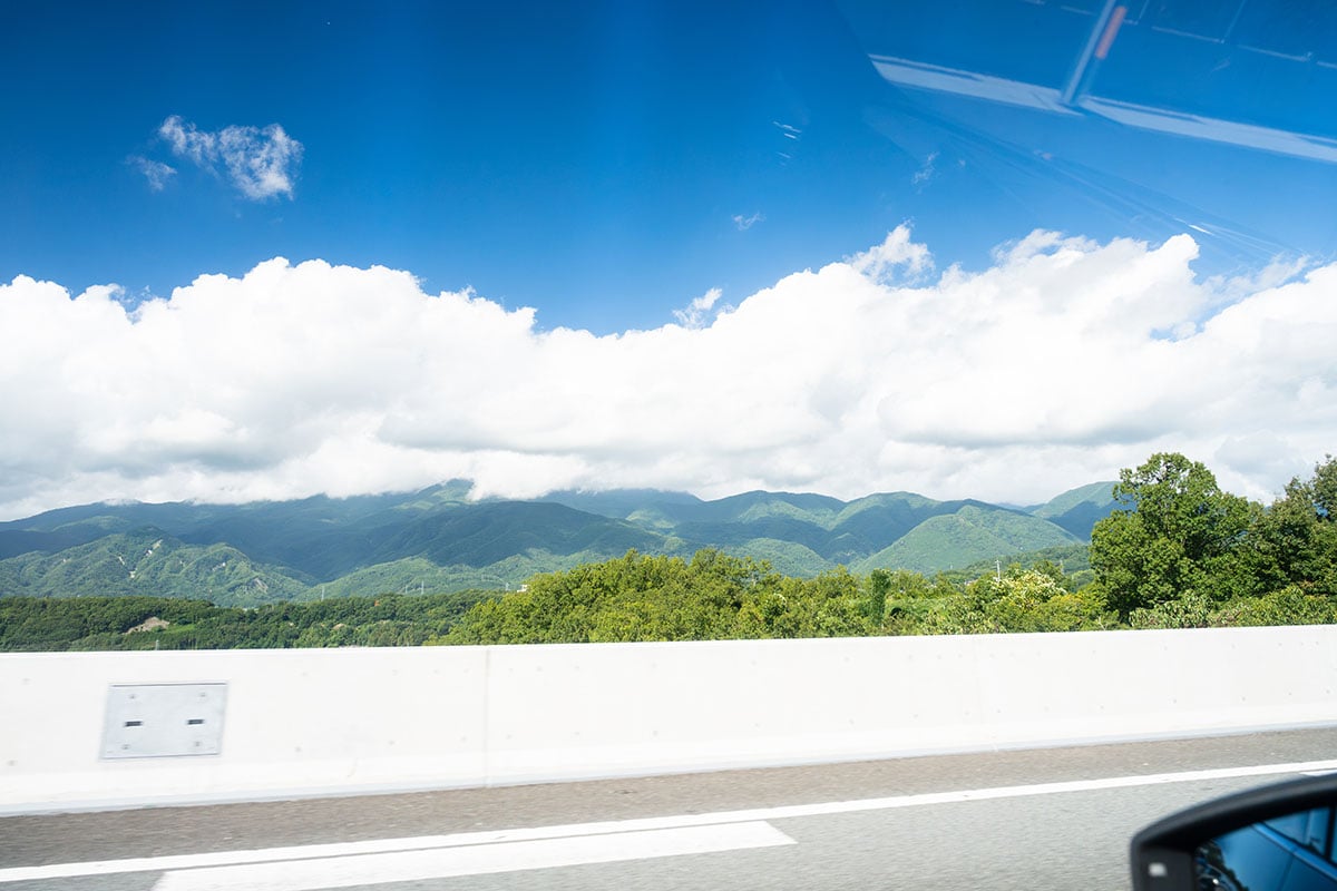 高速道路を走り、一路、涼しい高原を目指す