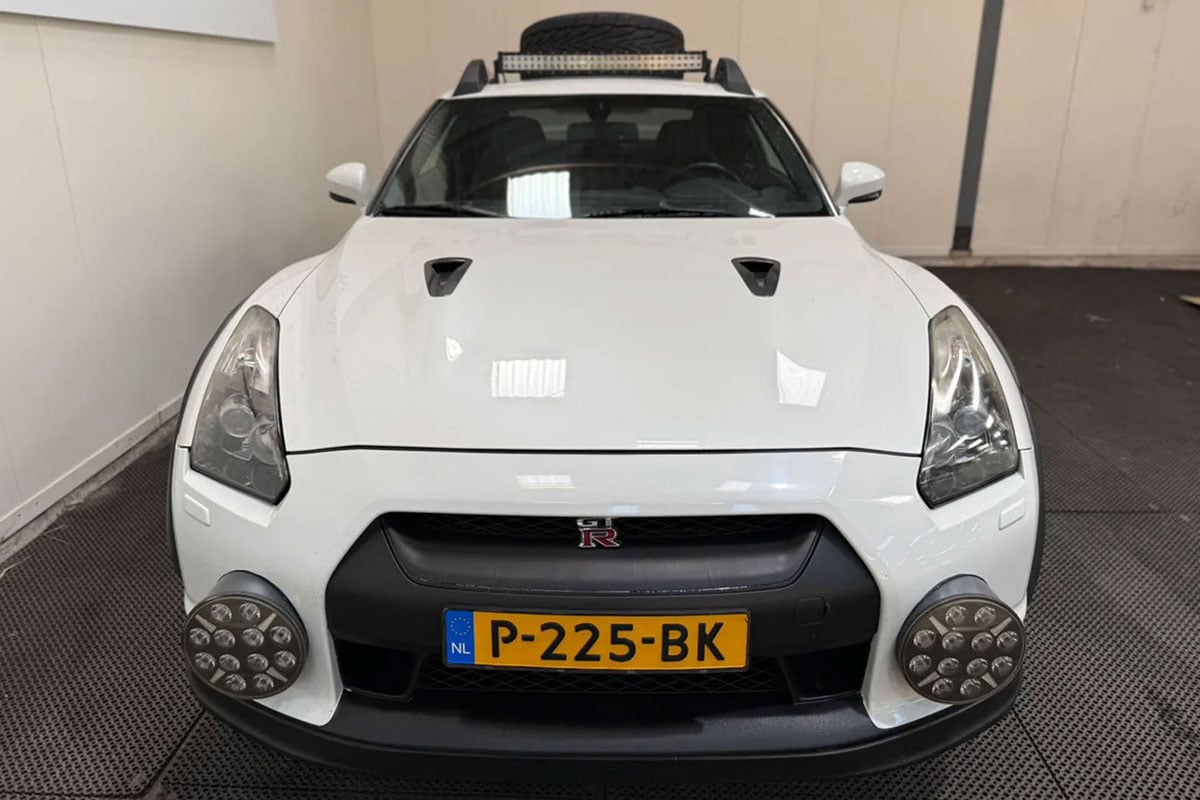ダカール仕様にカスタムされた日産「GT-R」がオークションに登場（C）Troostwijk Auctions