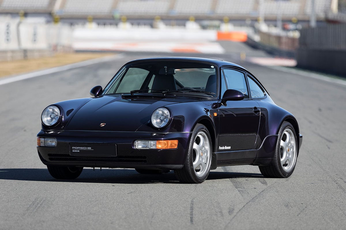 1988年に登場した“964”型。部品の約85％を新設計し、大幅に現代化が図られた