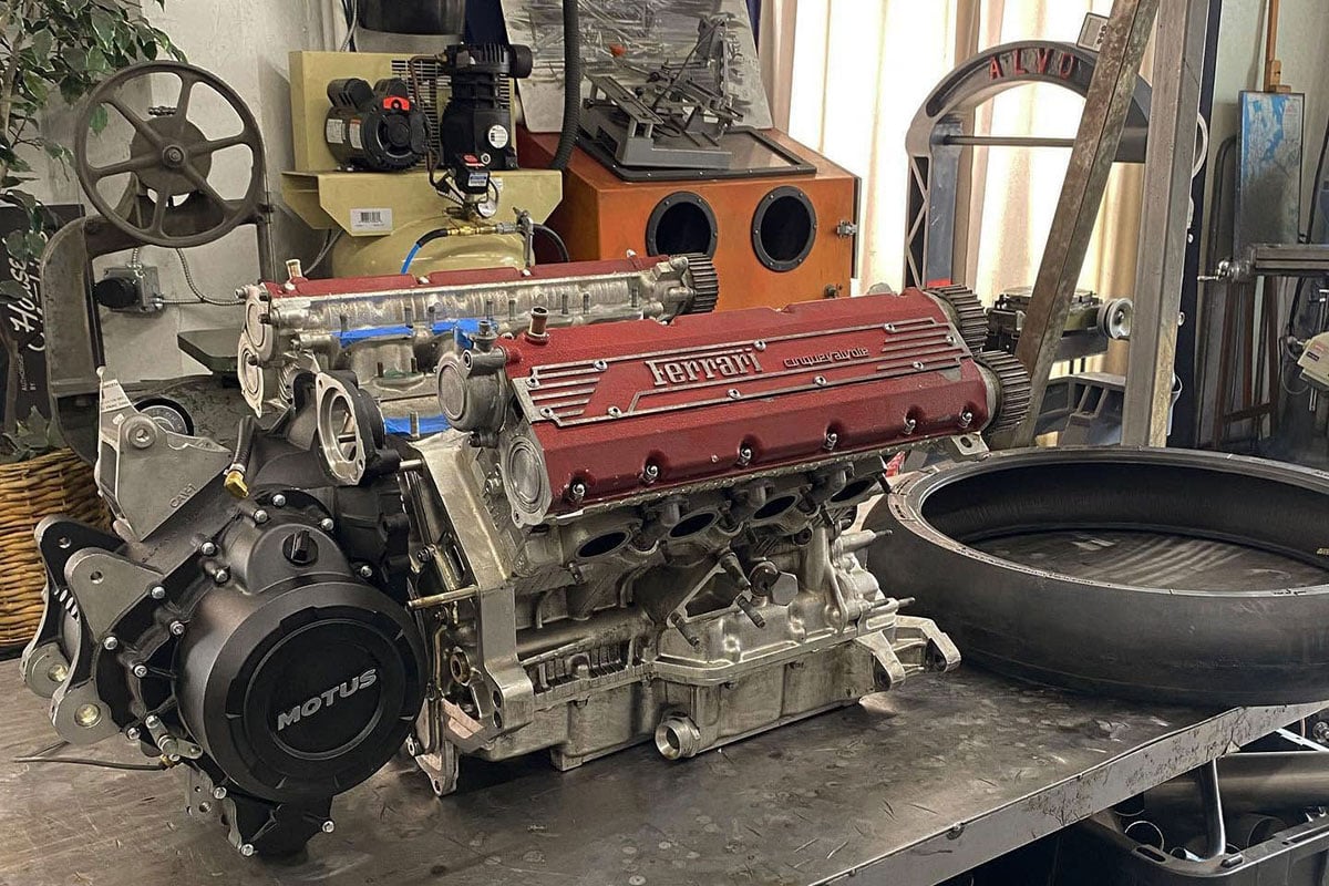 フェラーリ「F355」の3.5リッターV8エンジンを搭載するワンオフバイク「HF355」（C）Hazan Motorworks
