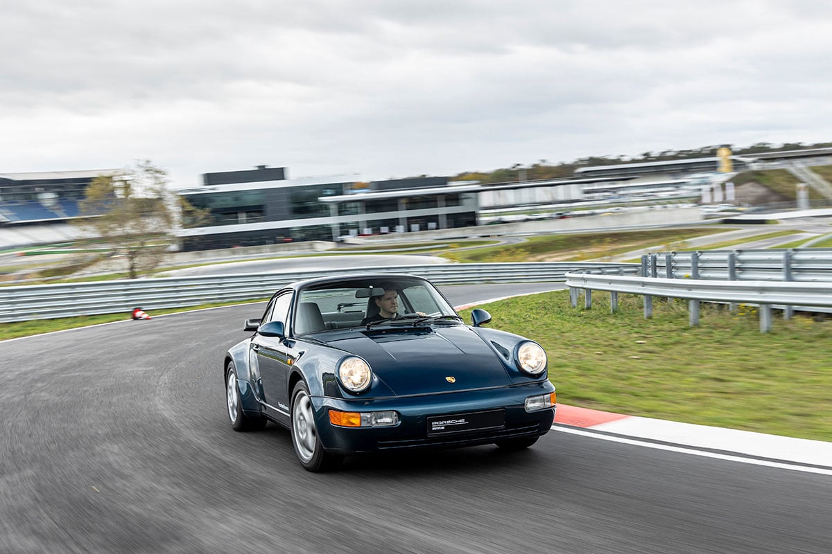  “964”型「911ターボ」は、先代に当たる“930”型「911ターボ」から3.3リッターエンジンを継承。その後3.6リッターへ排気量を拡大