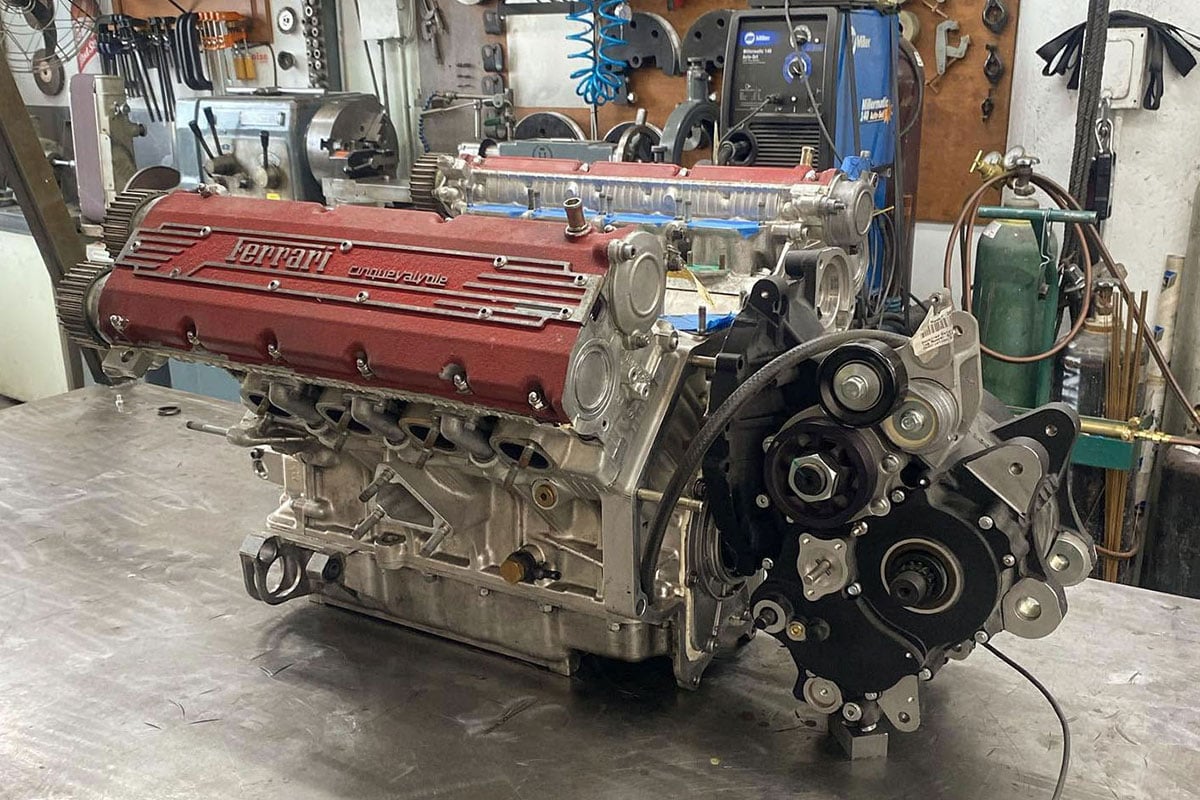 フェラーリ「F355」の3.5リッターV8エンジンを搭載するワンオフバイク「HF355」（C）Hazan Motorworks