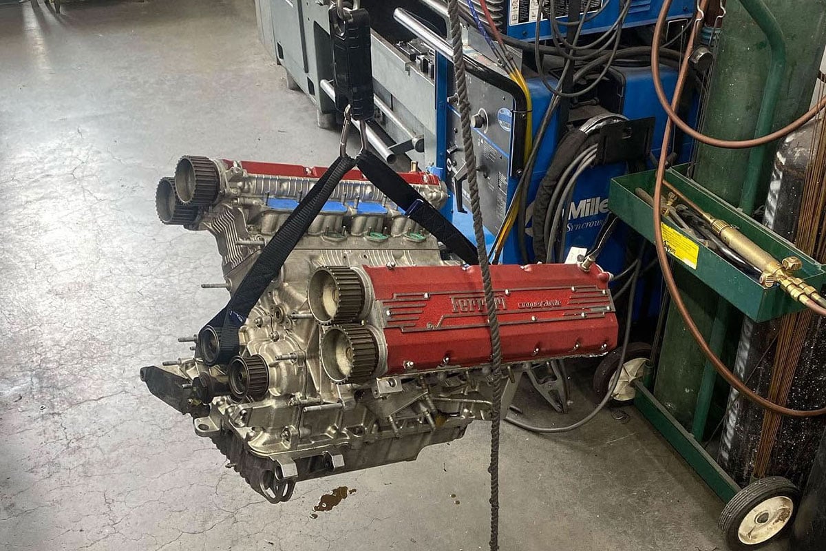 フェラーリ「F355」の3.5リッターV8エンジンを搭載するワンオフバイク「HF355」（C）Hazan Motorworks