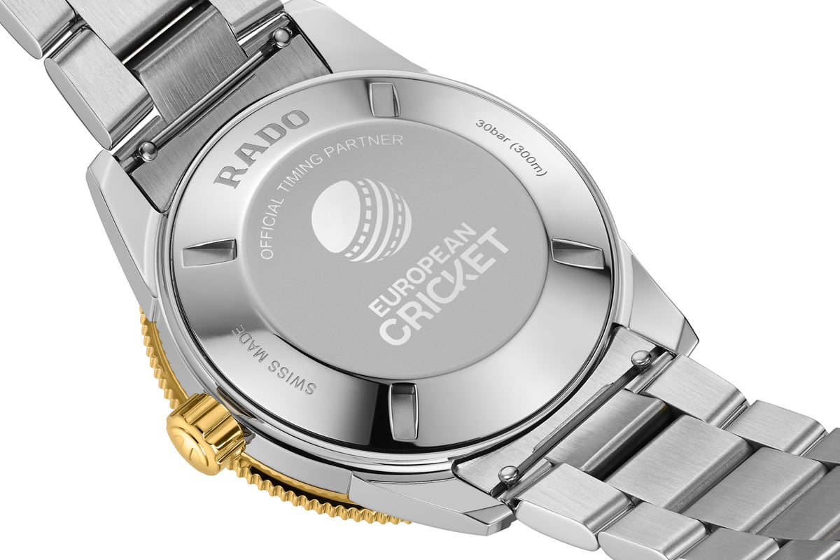 ケースバックには「OFFICIAL TIMING PARTNER EUROPEAN CRICKET」の文字をレーザー刻印
