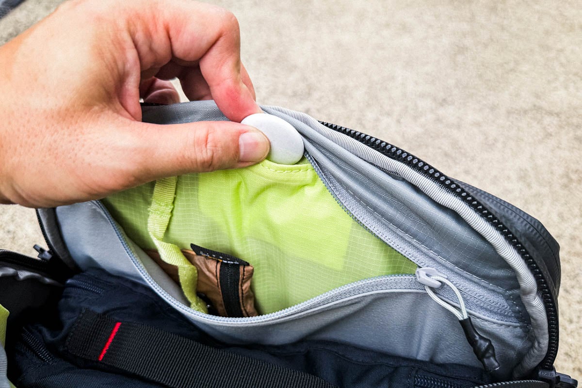 ▲メイン収納の上部には、スマートトラッカー用の隠しポケット。AirTagなどのデバイスを忍ばせておけば、出張や旅行で預け荷物にするときの不安が和らぎます。