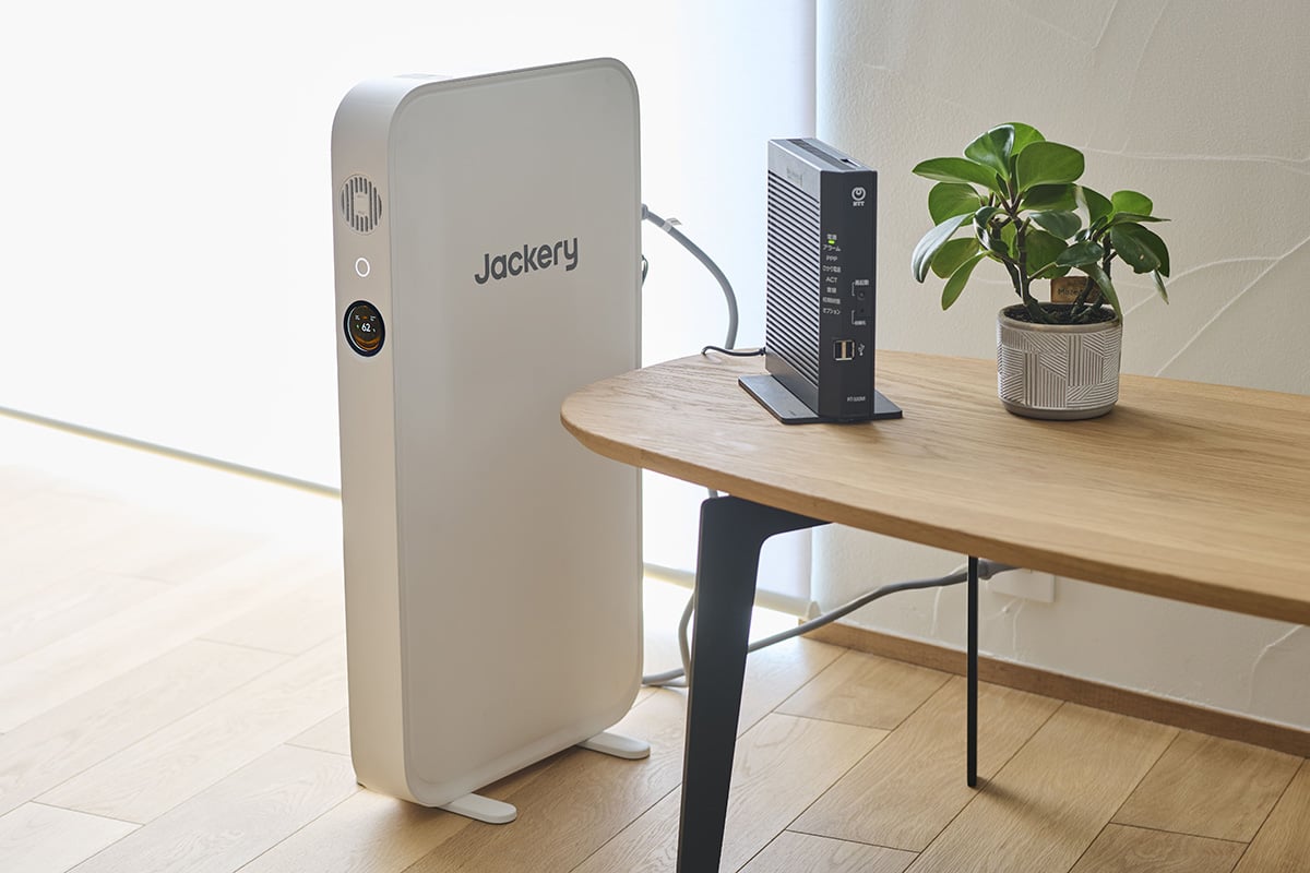 ありそうでなかった薄型筐体。「ポータブル」と銘打たれているものの、基本的には屋内定位置での使用を想定しているため、ハンドルや防水仕様は備えていない