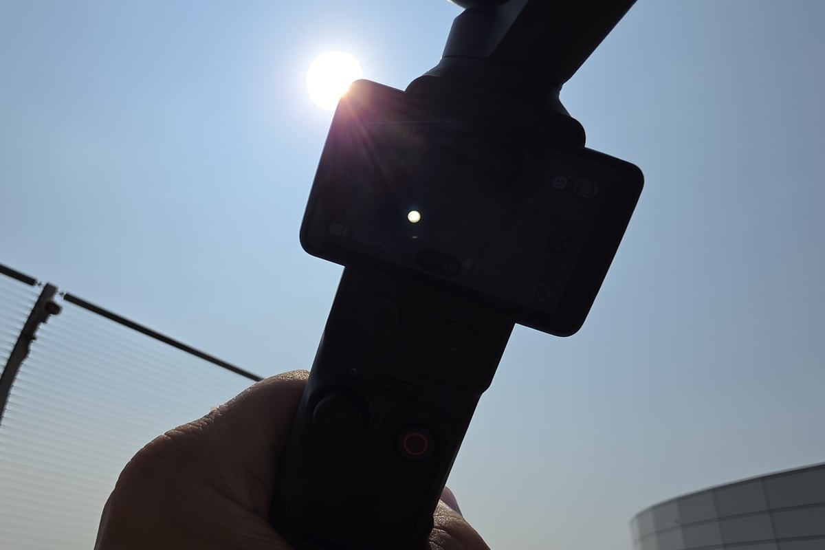 展望デッキで太陽を画面内に入れた逆光テスト。強い光がある場面でも構図や被写体を確認しやすかった