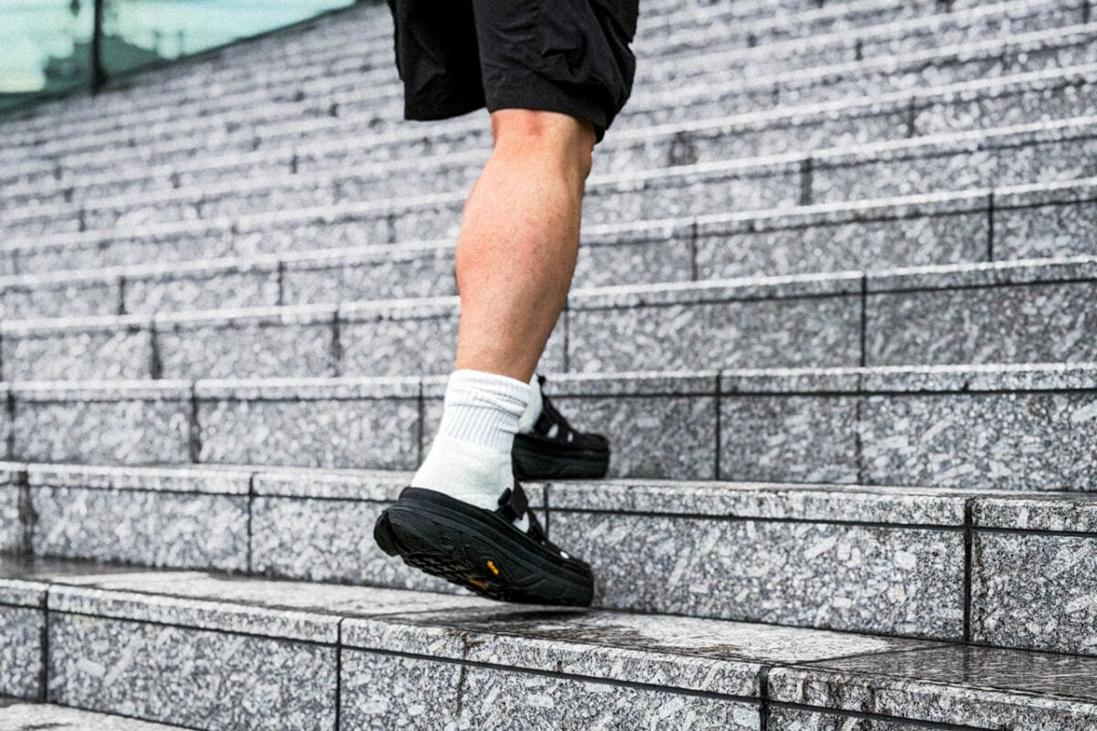 バックストラップを外せば、サッと脱ぎ履きできるクロッグスタイルに。近所へのちょっとした買い物や、テントサイトなどのリラックスしたいシーンで重宝します。