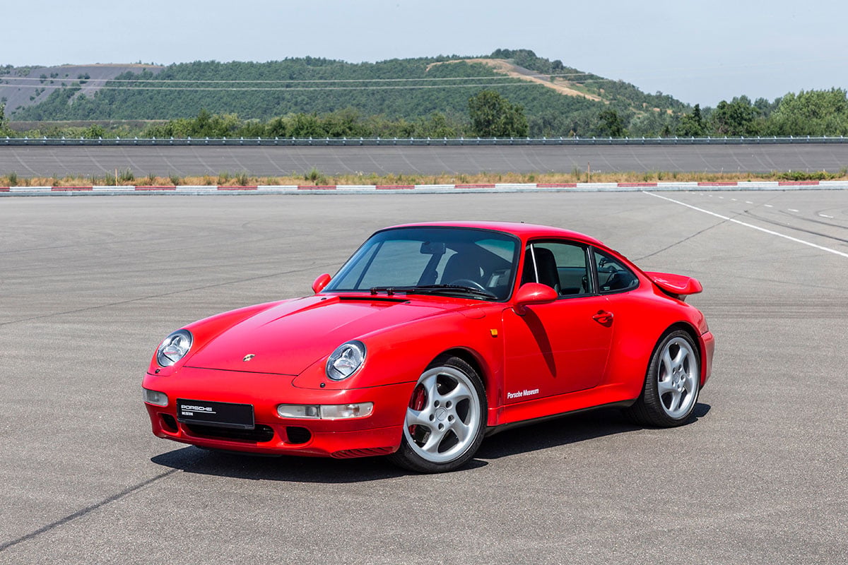  “993”型の「911ターボ」は1995年に登場。「911」の量産モデルとして初めてターボと4WDが組み合わせられた