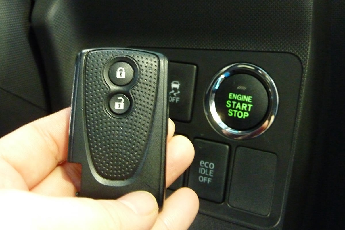 電池が切れても、車両側からの電磁誘導によって電池がなくてもカギの正当性を認証できる仕組みに