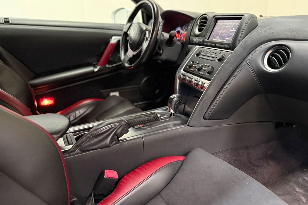 ダカール仕様にカスタムされた日産「GT-R」がオークションに登場（C）Troostwijk Auctions