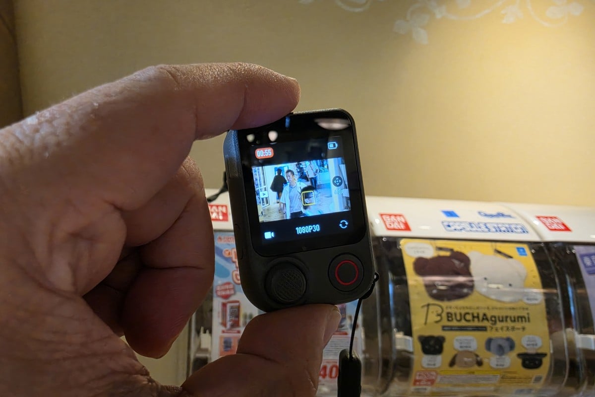 FrameTapの画面アップ。小さなリモコンにライブ映像、録画状態、追跡枠、撮影設定が集約されている