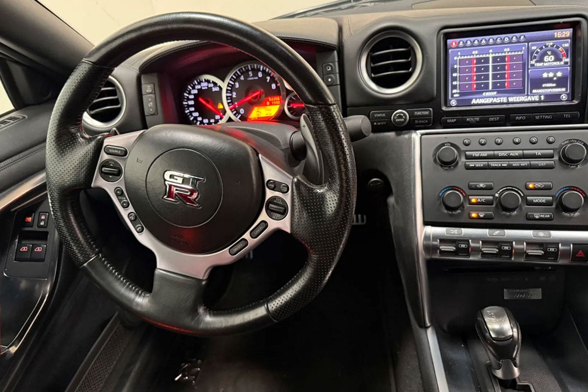 ダカール仕様にカスタムされた日産「GT-R」がオークションに登場（C）Troostwijk Auctions