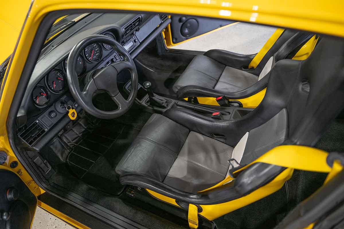 オークションに出品予定の1993年式ポルシェ「911 カレラRS 3.8（Type 964）」Darin Schnabel(c)2026 Courtesy of RM Sotheby's